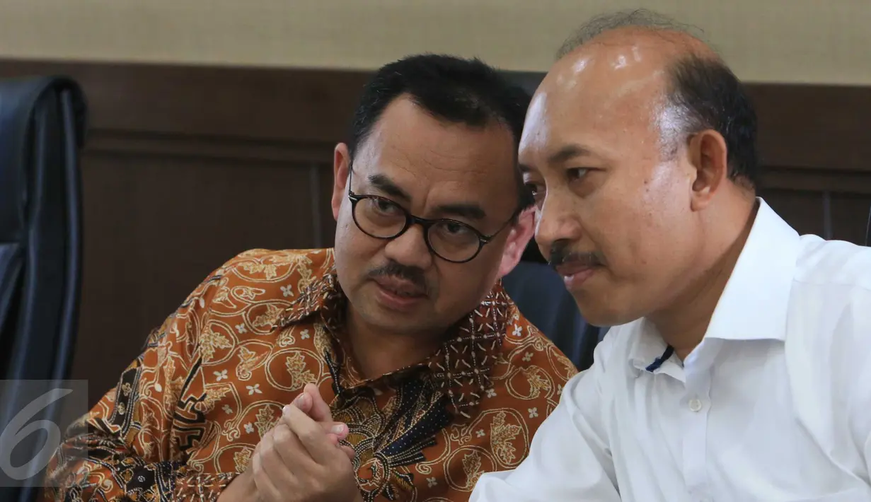 Menteri ESDM Sudirman Said (kiri) berbincang disela konpers di Kantor Kementerian ESDM, Jakarta, Kamis (24/3). Hal ini menyusul kesediaan perusahaan Jepang itu melanjutkan pengembangan proyek regasifikasi Blok Masela di darat. (Liputan6.com/Angga Yuniar)
