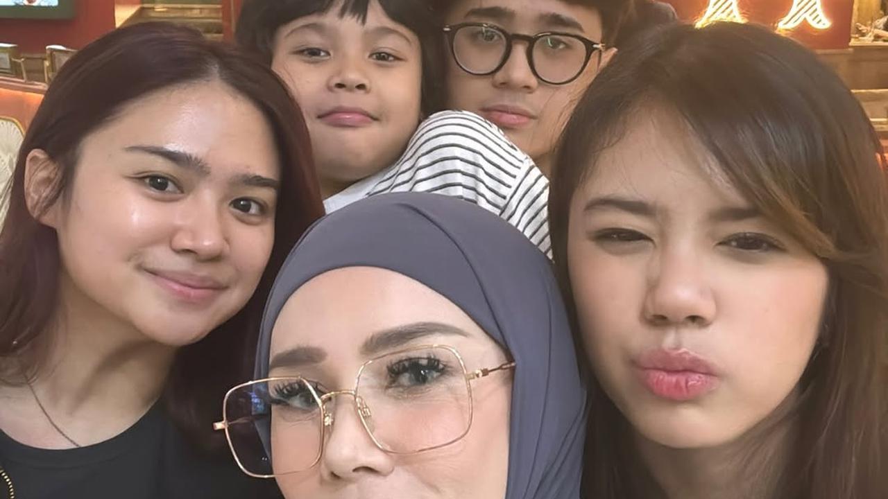7 Potret Mulan Jameela Kumpul Bareng Keempat Anaknya, Sebut Abis Gaul dengan Teman Sepermainan