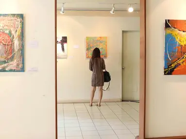 Pengunjung mengamati karya yang dipajang dalam pameran seni rupa bertajuk ‘Ekspresi Ragam Jiwa’ di Galeri Cipta III Taman Ismail Marzuki, Jakarta, Rabu (4/4). Pameran ini berlangsung hingga 13 April 2018. (Liputan6.com/Immanuel Antonius)