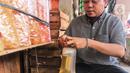 Pedagang memasukkan minyak goreng curah ke dalam kantong plastik di Pasar Kebayoran, Jakarta, Selasa (31/5/2022). Kementerian Perindustrian mencabut subsidi minyak goreng curah kepada pelaku usaha mulai Selasa (31/5/2022). (Liputan6.com/Johan Tallo)