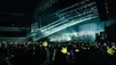 Kemeriahan aksi Taeyang terlihat jelas saat penggemar membawa yellow crone yang dimainkan sepanjang konser berlangsung. (YG Entertainment)