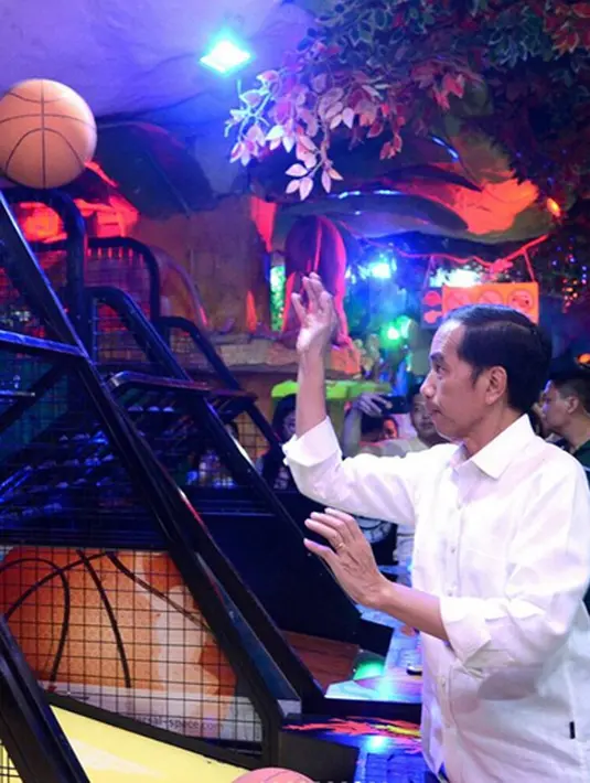 Kurang lebih satu jam Presiden Jokowi berada di pusat perbelanjaan tersebut. Bersama dengan cucu, serta putranya, Gibran dan Selvi langsung meninggalkan Mal untuk beristirahat kembali ke hotel. (Instagram/jokowipedia)