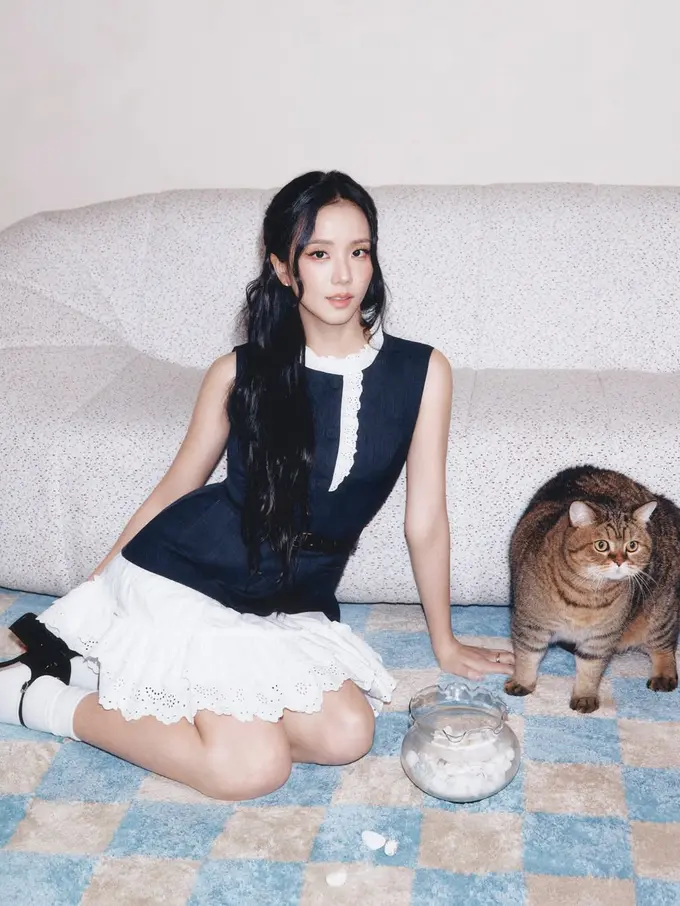 Rok Mini Renda hingga Siluet Balon, Gaya Manis Jisoo BLACKPINK di Kampanye Self-Portrait