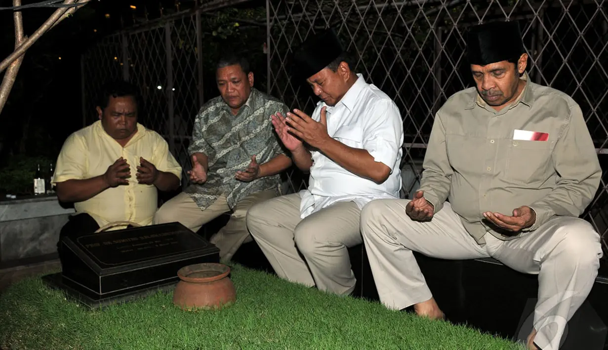 Prabowo datangi makam ayahnya di Pemakaman Umum Karet Bivak, Jakarta, Rabu, (21/5/2014). Sebelumnya Prabowo ziarah di Makam Pahlawan Kalibata (Liputan6.com/Johan Tallo). 