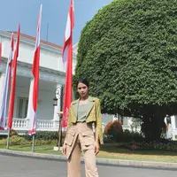 Maudy Ayunda kembali berfoto OOTD di depan Gedung Istana Kepresidenan dengan tampilan chic etnik dengan cropped blazer dan celana dengan aksen layer rok (Foto: Instagram @maudyayunda)