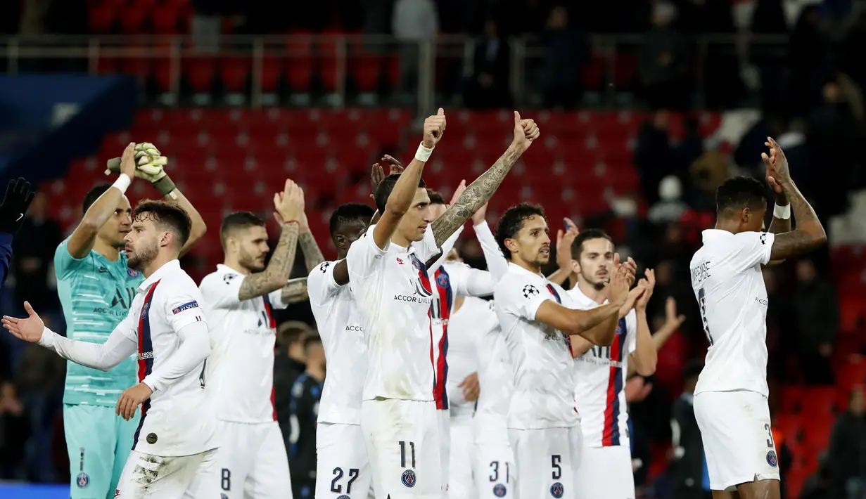 Para pemain Paris Saint-Germain (PSG) merayakan kemenangan atas Club Brugge pada pertandingan Grup A Liga Champions di stadion Parc des Princes di Paris (6/11/2019). PSG menang 1-0 atas Club Brugge dan melaju ke babak 16 besar. (AP Photo/Thibault Camus)