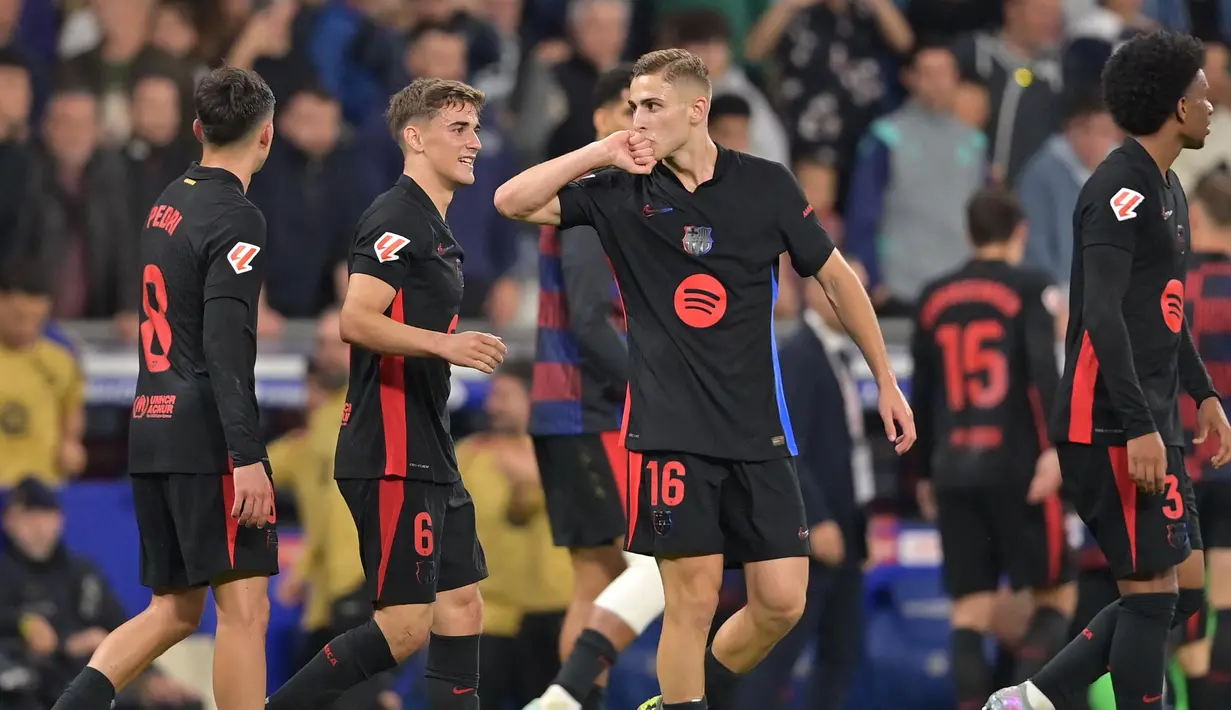 Pada masa tambahan waktu (90+5), gol Fermin Lopez menggandakan keunggulan Barcelona atas Espanyol. Skor 2-0 pun menjadi hasil akhir laga ini. (MANAURE QUINTERO/AFP)
