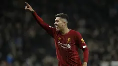 Penyerang Liverpool, Roberto Firmino berselebrasi usai mencetak gol ke gawang Tottenham Hotspur pada pertandingan lanjutan Liga Inggris di Stadion Tottenham Hotspur di London, Inggris, Sabtu (11/1/2020). Gol ini menjadi penentu kemenangan Liverpool atas Tottenham 1-0. (AP Photo/Matt Dunham)