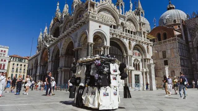 Unforgettable Venice, Koleksi Kapsul Simbol Kota Venesia yang Dijual Secara Tradisional