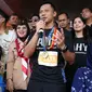 Calon Gubernur DKI Jakarta Agus Harimurti Yudhoyono menyapa warga Jakarta usai mengikuti lomba lari di Car Free Day (CFD), Senayan, Minggu (2/10). (Liputan6.com/Johan Tallo)