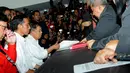 Keseriusan tampak di wajah pasangan capres/cawapres Jokowi-JK saat mengisi berkas pendaftaran di gedung KPU, Senin (19/5/14). (Liputan6.com/Herman Zakharia)