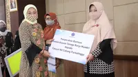 Menaker Ida Fauziyah secara simbolis menyerahkan bantuan program Tenaga Kerja Mandiri (TKM) di Purbalingga, Jawa Tengah, hari Rabu (19/8/2020).