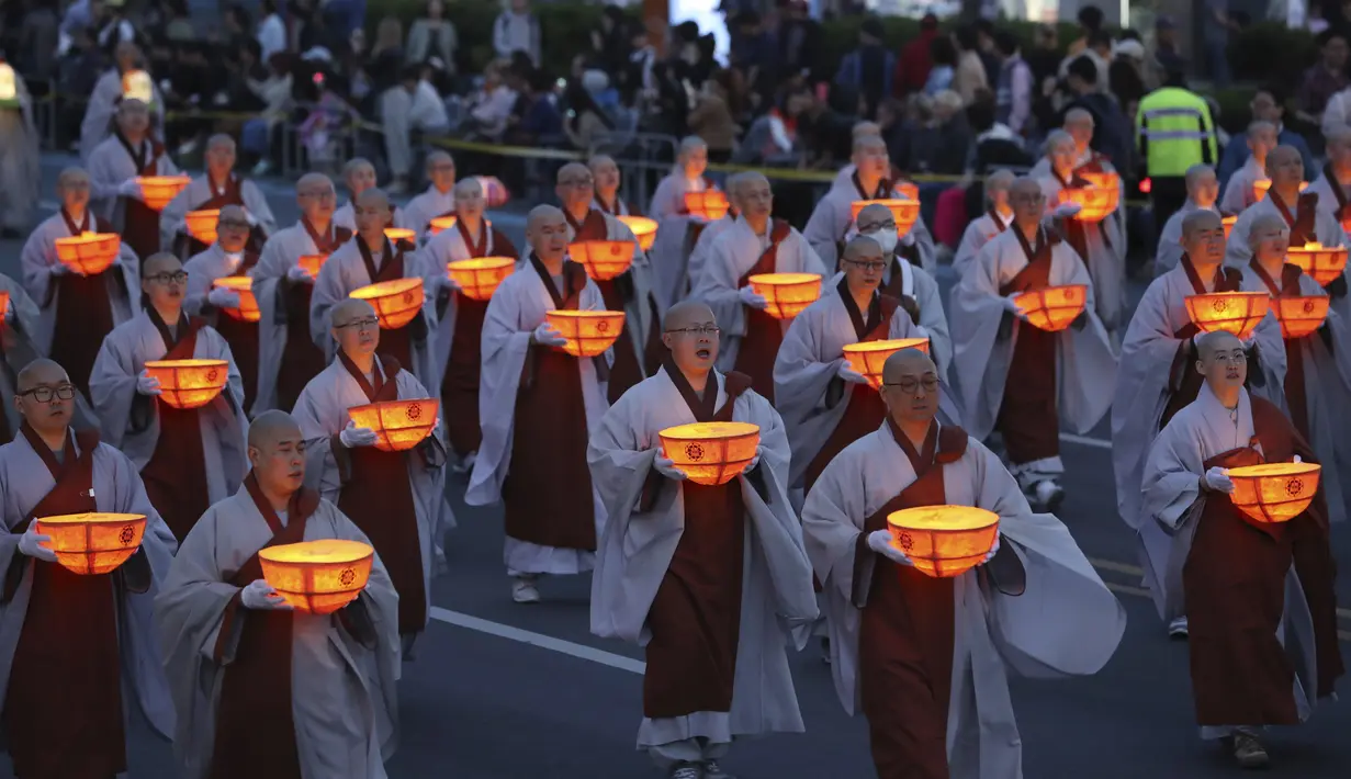 Sejumlah biksu membawa lampion saat Lotus Lantern Festival di Seoul, Korea Selatan, Sabtu (29/4). Parade ini bagian dari jelang perayaan ulang tahun Buddha yang jatuh pada 3 Mei 2017. (AP Photo / Lee Jin-man)