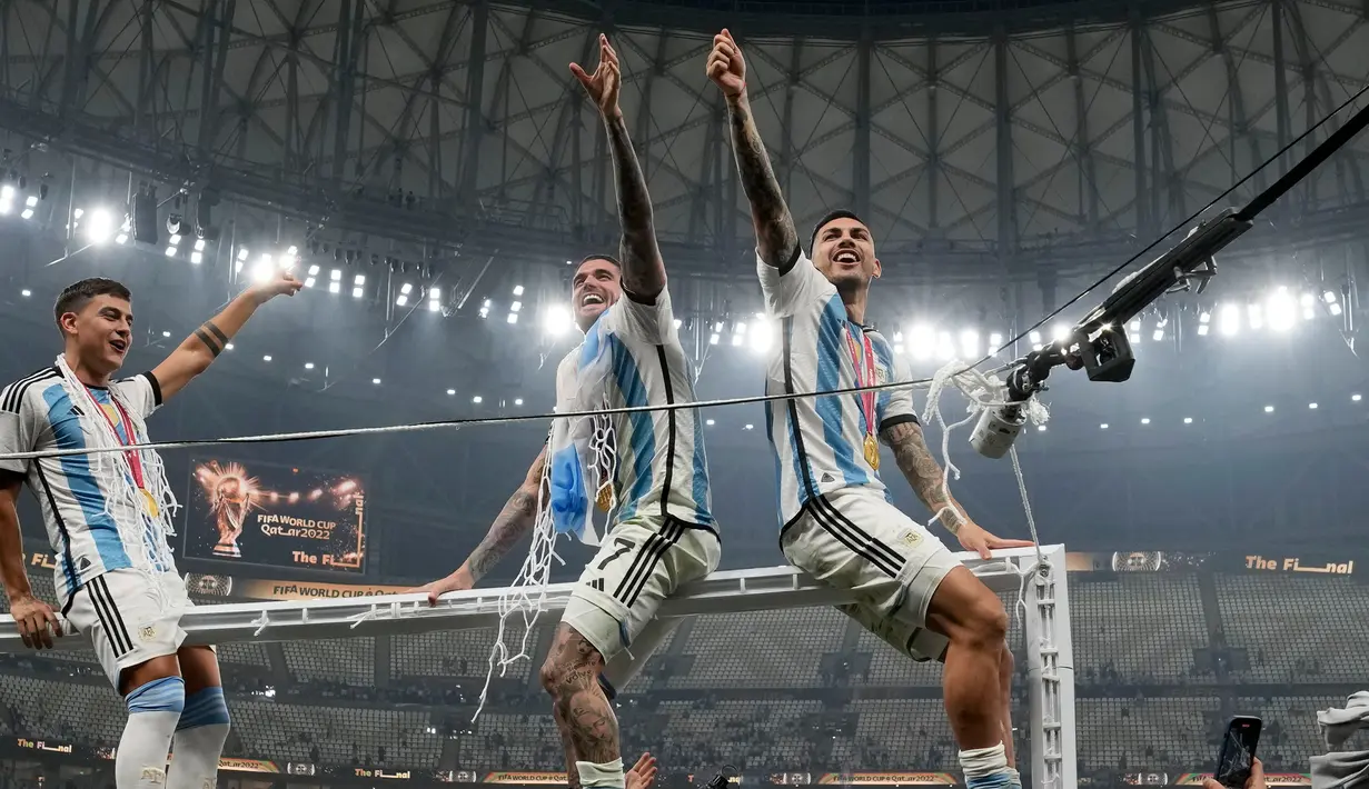 Pemain Argentina Rodrigo De Paul merayakan dengan rekan satu timnya setelah mengalahkan Prancis pada pertandingan sepak bola final Piala Dunia 2022 di Stadion Lusail, Lusail, Qatar, 18 Desember 2022. Argentina menang 4-2 dalam adu penalti setelah pertandingan berakhir imbang 3 -3. (AP Photo/Frank Augstein)