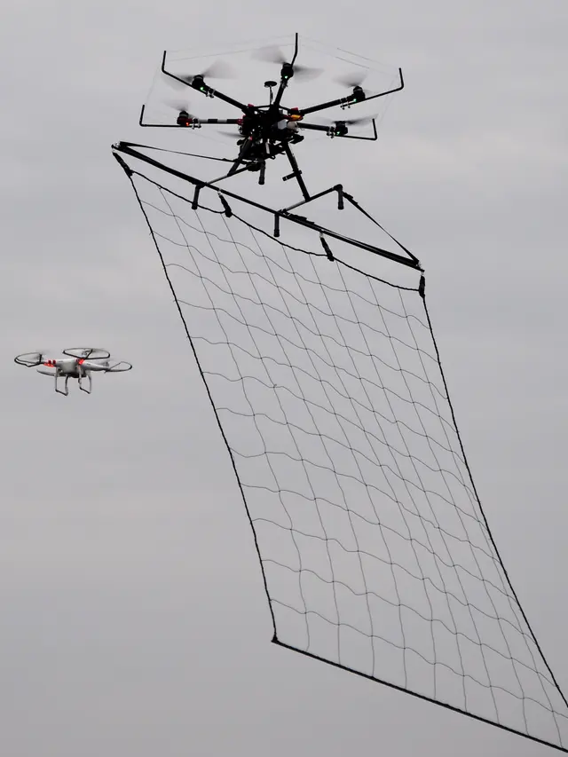 20160117-Keren, Elite Polisi Jepang Latihan Anti Teror Menggunakan Drone-Tokyo