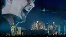 Layar besar menampilkan gambar penyanyi Muse, Matt Bellamy saat grup band tersebut tampil pada konser ALTer EGO iHeartRadio di Kia Forum, Inglewood, California, Amerika Serikat, 14 Januari 2023. Muse membawakan lagu-lagu hit sepanjang karier mereka saat tampil di iHeartRadio ALTer EGO 2023. (AP Photo/Chris Pizzello)