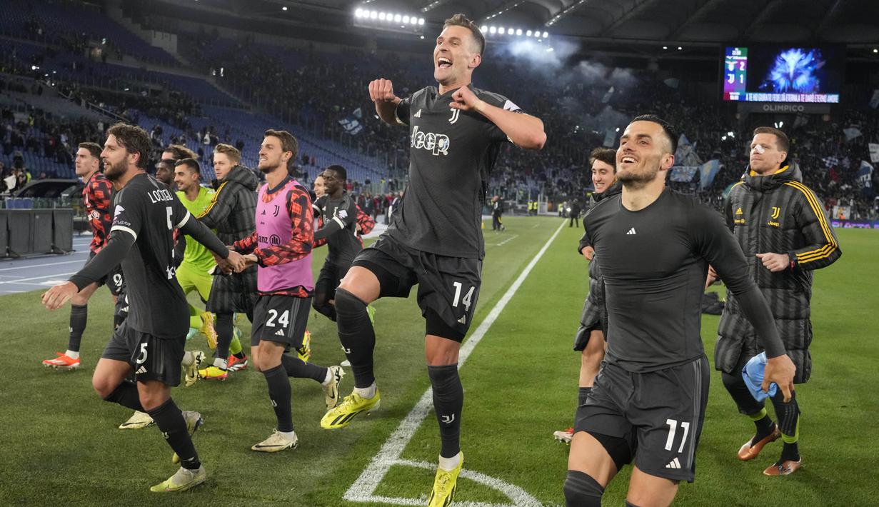 Pemain Juventus merayakan keberhasilan mereka lolos ke final Coppa Italia meski kalah dari Lazio di Stadion Olimpico, Roma, Rabu (24/2/2024). Meski kalah dari Lazio 1-2 namun Juve tetap lolos dengan agregat 3-2. (AP Photo/Gregorio Borgia)