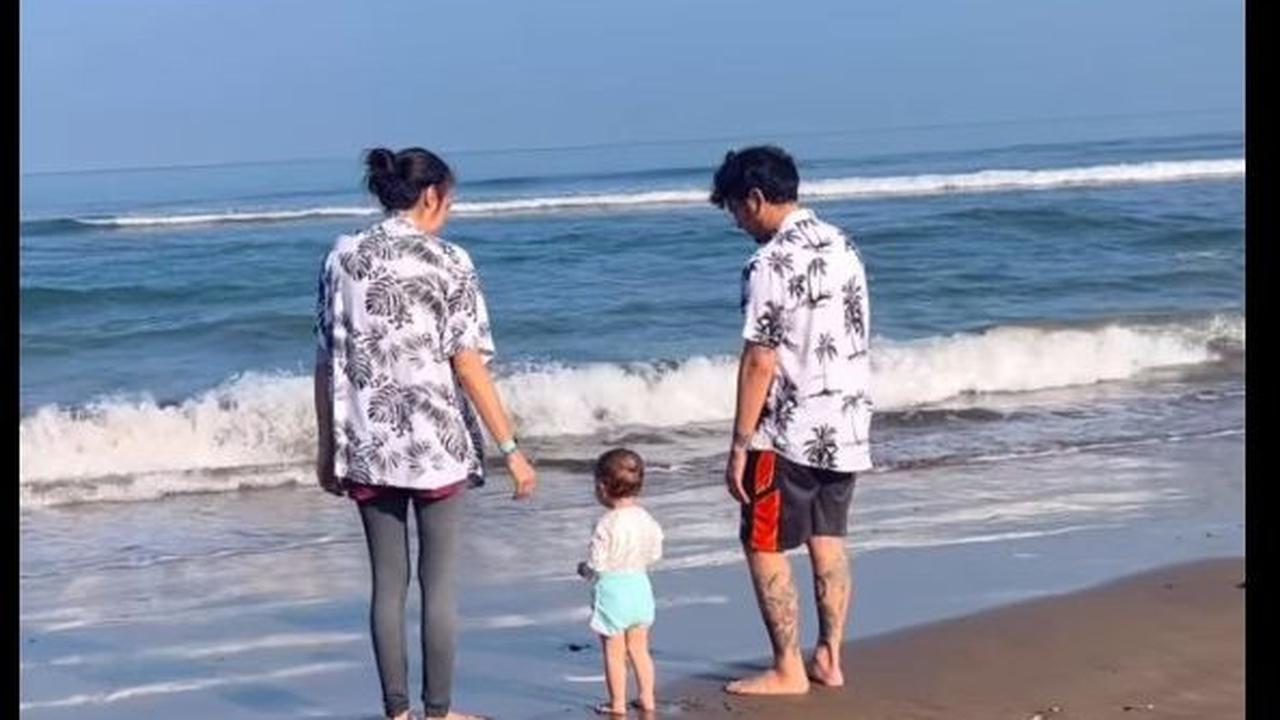 Baby Djiwa Main di Pantai