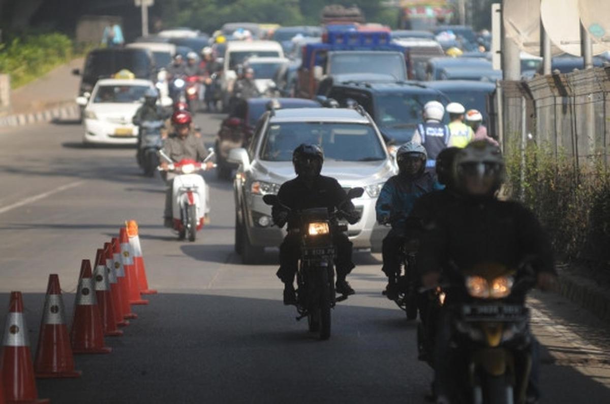 Pemandangan sepeda motor masuk Tol JORR depan Citos
