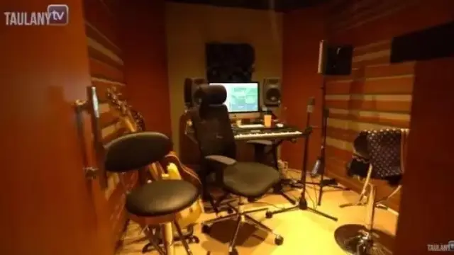 Potret ruang kerja Rizky Febian (Sumber: YouTube/Taulany TV)
