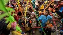 Murid-murid TK Sekolah Alternatif untuk Anak Jalanan (SAAJA) berpawai mengenakan pakaian adat di kawasan Kuningan, Jakarta, Selasa (21/4/2015). Kegiatan diikuti 70 an anak kurang mampu dalam rangka peringatan Hari Kartini. (Liputan6.com/Faizal Fanani)