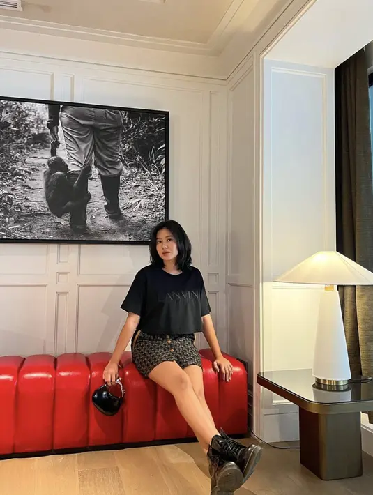 Ia hadirkan pesona yang begitu memukan. Dengan gaya rambut ikalnya yang selalu digerai natural.  [Instagram/ Sheninacinnamon]