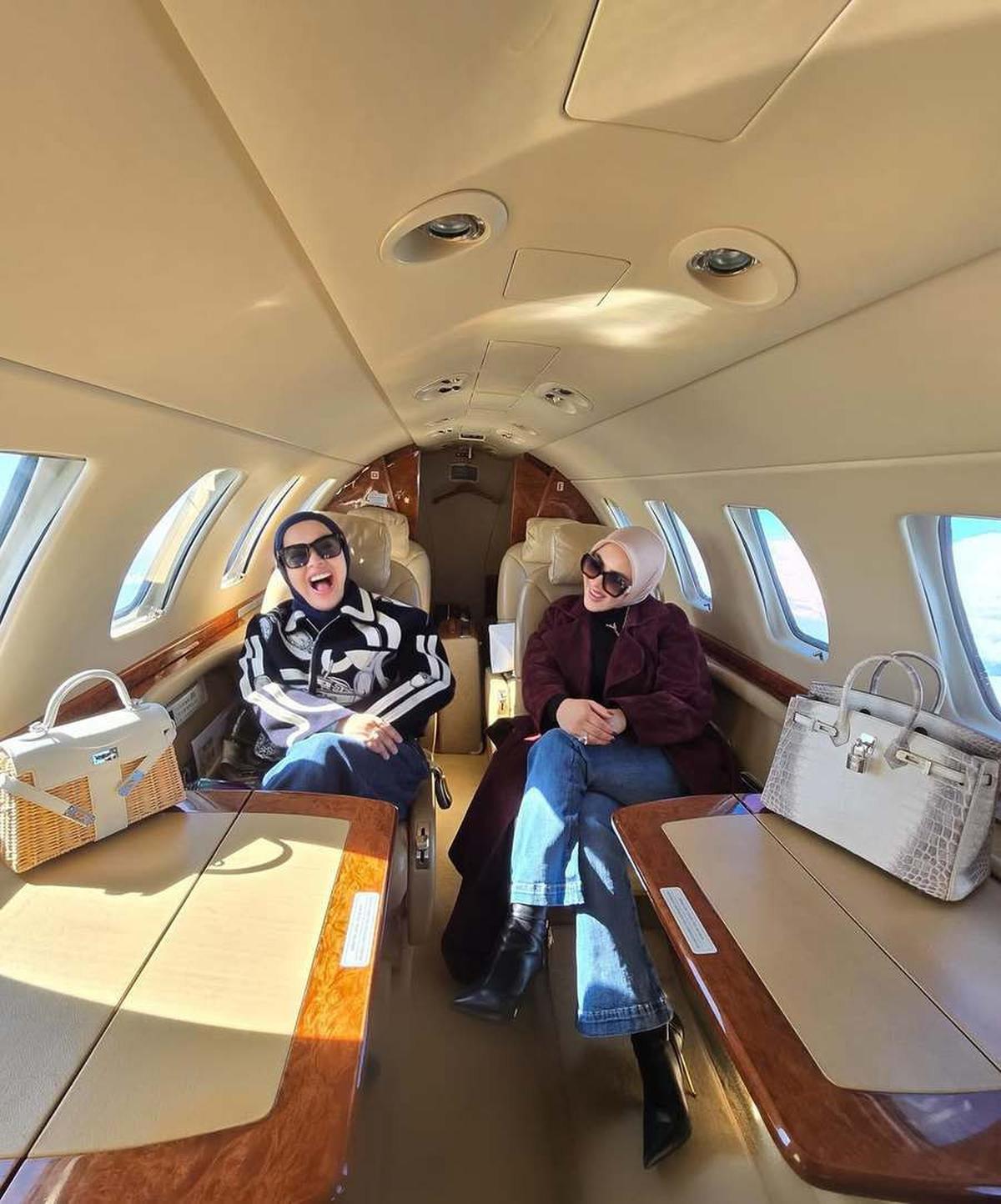 Potret Syahrini Tampil Mewah dan Elegan di Private Jet Menuju Karpet Merah Cannes 2025