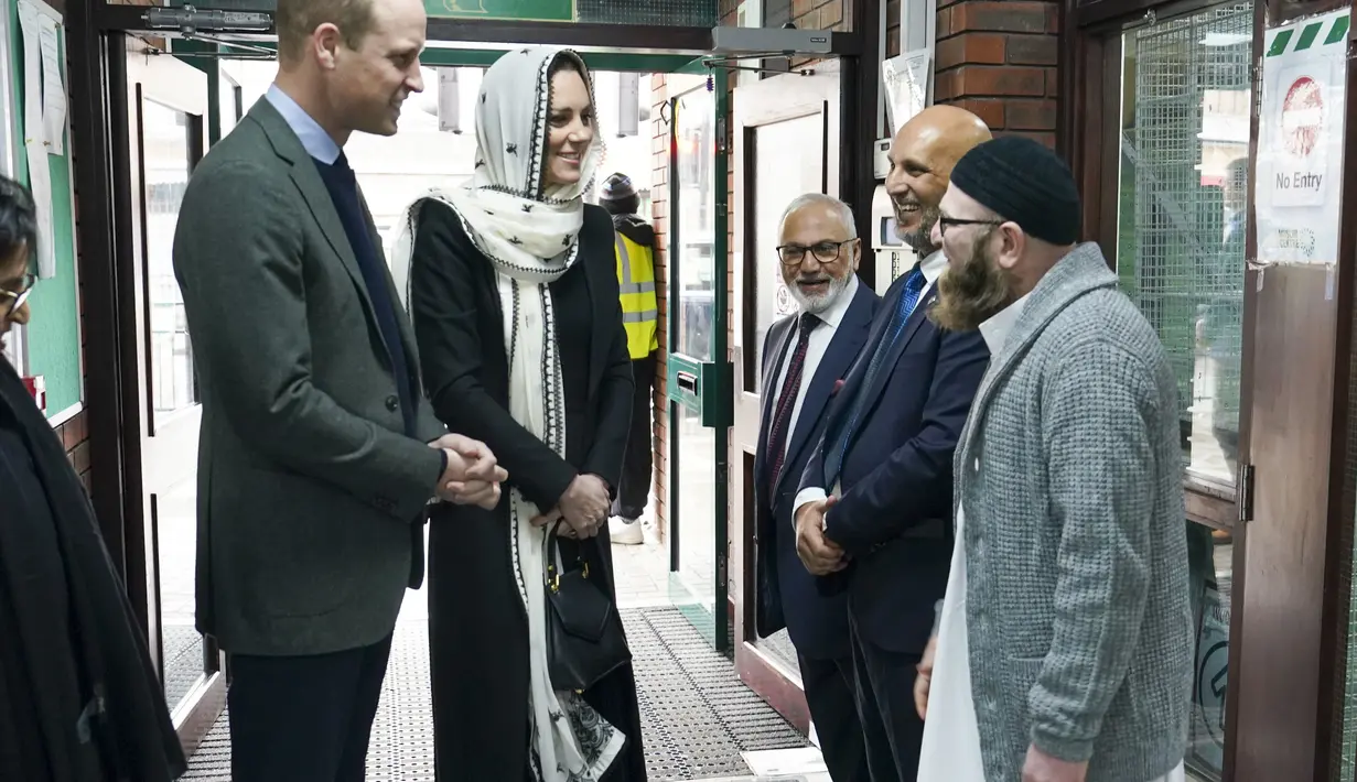 Pangeran William dan sang istri, Kate Middleton, mengunjungi Hayes Muslim Centre yang berada di London, Inggris, Kamis (9/3/2023). Untuk kunjungannya ke pusat Muslim, Middleton membawa tas tangan Grace Han seharga 2.444 dolar AS yang setara Rp37,8 juta. (Arthur Edwards/Pool Photo via AP)