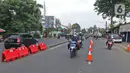 Polisi lalu lintas beserta Dishub melaksanakan pengawasan dalam penerapan Pembatasan Sosial Bersekala Besar (PSBB) di jalan perbatasan Depok-Jakarta, Jumat (10/4/2020). (Liputan6.com/Herman Zakharia)