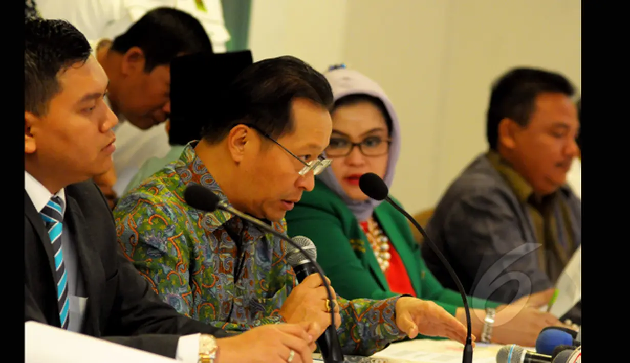 Ketua Tim Penasehat Hukum  PPP Humphrey Djemat (kedua kiri) memberikan keterangan di kantor DPP PPP, Jakarta, Rabu (25/2/2015). Pasca putusan PTUN yang membatalkan SK Menkumham bahwa kepengurusan PPP kubu Romy tidak sah. (Liputan6.com/Andrian M Tunay)