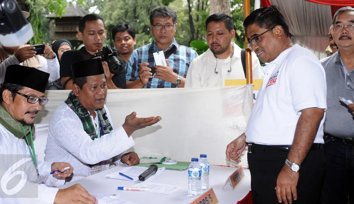 Plt Gubernur DKI Jakarta, Soni Sumarsono melihat pelaksanaan simulasi pemungutan dan penghitungan suara Pilkada DKI Jakarta di Taman Menteng, Sabtu (28/1). Simulasi ini dilaksanakan oleh KPUD Jakarta Pusat. (Liputan6.com/Helmi Fithriansyah)