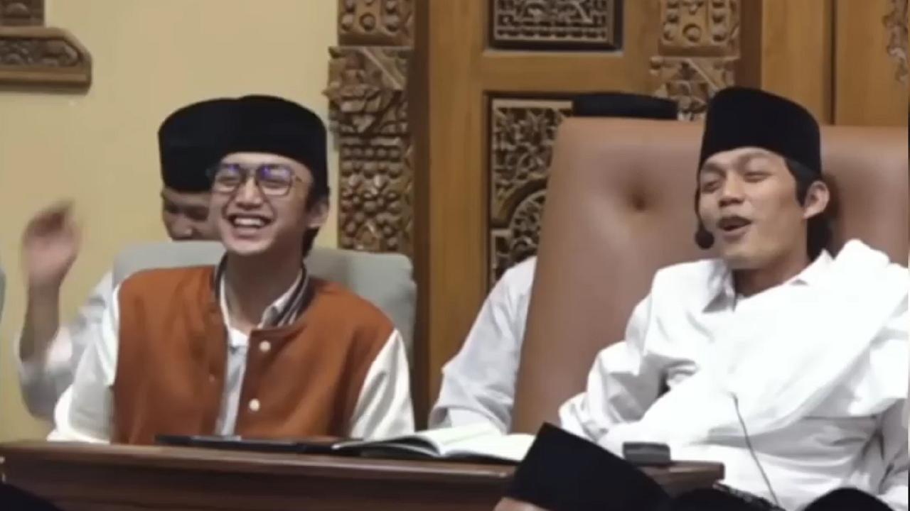 Gus Iqdam dan Gus Azmi tertawa mendengar pengakuan Mama Leli yang ingin memeluk Gus Iqdam (Tangkap Layar YouTube Hamham Uye/Khazim Mahrur)