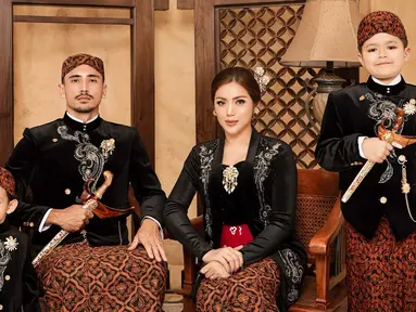 Dalam sesi pemotretan ini, Jessica dan Vincent mengenakan pakaian adat Jawa yang klasik dan elegan. Jessica tampak anggun dengan balutan beludru hitam yang dipadukan dengan kain batik. Riasan wajahnya yang lembut dan rambut yang disanggul menambah kesan tradisional, namun tetap modern. Sementara itu, Vincent terlihat gagah dalam balutan beskap hitam dengan kain batik sebagai bawahan, menunjukkan sisi maskulin yang serasi dengan kelembutan Jessica. (Liputan6.com/IG/@inijedar)