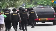 Pria yang kesehariannya mengumpulkan barang rongsokan ditangkap usai menjalankan salat di depan masjid.