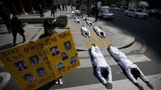 Upacara oleh umat Budha di tengah kota Seoul, sebagai aksi meminta pemerintah setempat untuk mengangkat kapal feri Sewol yang tenggelam sebelum peringatan setahun tragedi tersebut, Seoul, Korsel, Kamis (26/3/2015). (Reuters/Kim Hong-Ji)