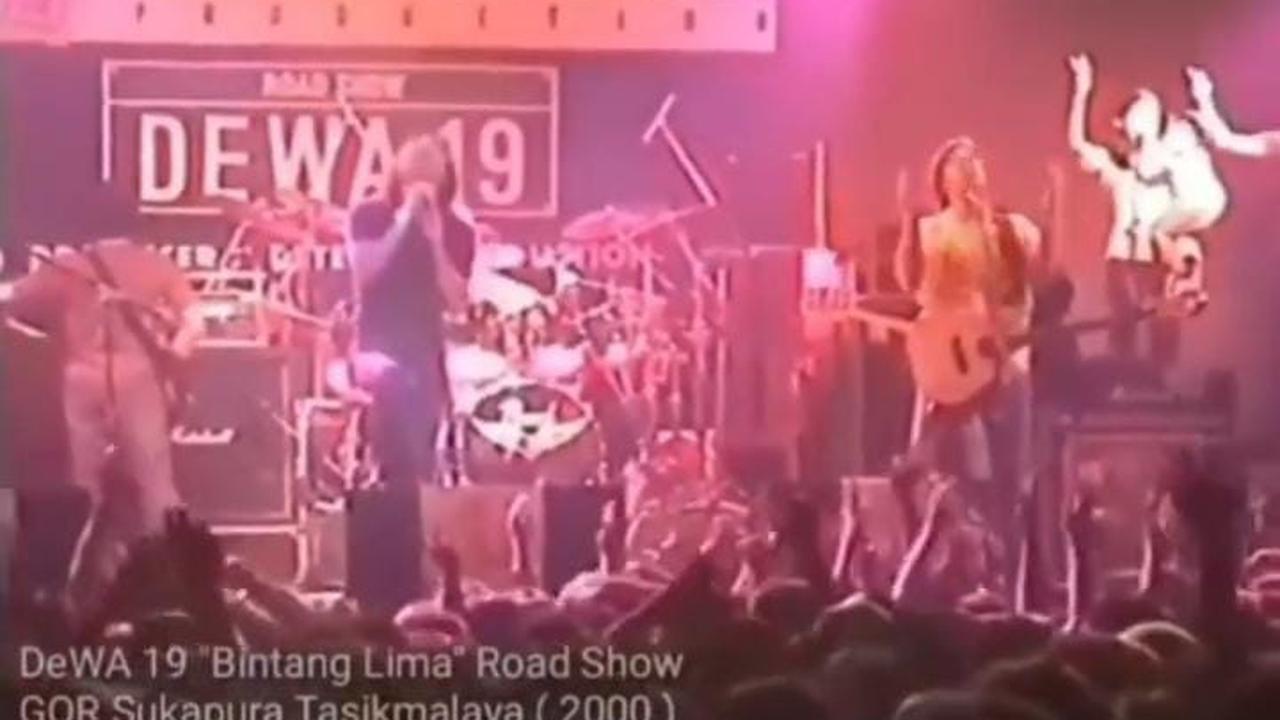 Potret Lawas Maia Estianty Jadi Backing Vocal Dewa 19, Masih Awal Karir - Bernyanyi Sambil Gendong Al Kecil