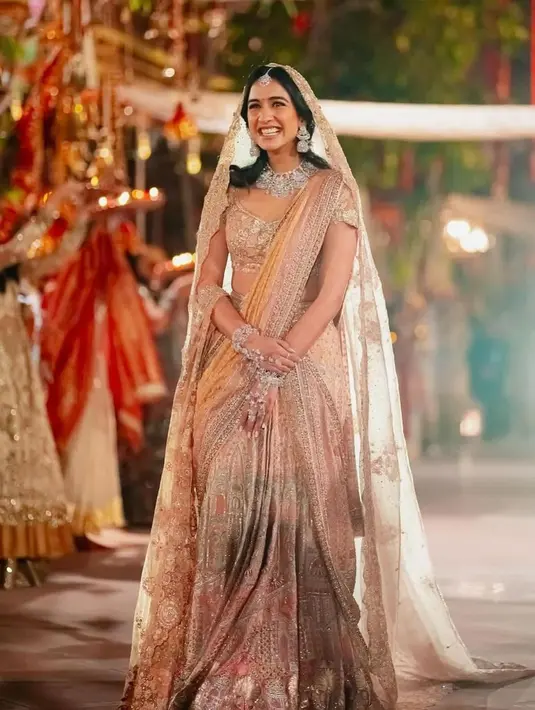 Di hari terakhir, Radhika tampil menawan dengan balutan sari India bernuansa champagne [@bridestodayin]