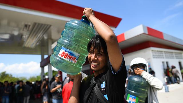 Usai Gempa dan Tsunami, Warga Palu Antre Panjang Berburu BBM