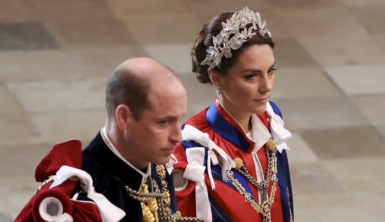Salah satunya adalah anting-anting berlian dan mutiara yang sebelumnya dimiliki oleh mendiang mertuanya, Putri Diana. (Phil Noble/Pool Photo via AP)
