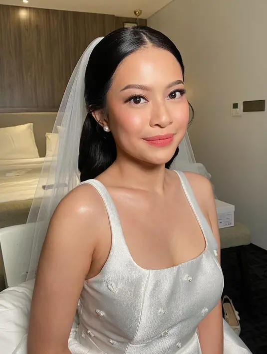 Tak banyak detail yang hadir dalam gaun bersiluet a line itu. Namun material silk dengan sedikit hiasan payet di panel bagian depan, tetap membuat Hanggini terlihat elegan dan berkelas. [@_bymao_/@luthfiaulia]