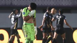 Kiper Persita Tangerang, Kartika Ajie, tampak lesu setelah gawangnya kebobolan oleh pemain Dewa United, Dimitrios Kolovos, pada laga BRI Liga 1 di Stadion Indomilk Arena, Tangerang, Kamis (27/3/2024). (Bola.com/M Iqbal Ichsan)