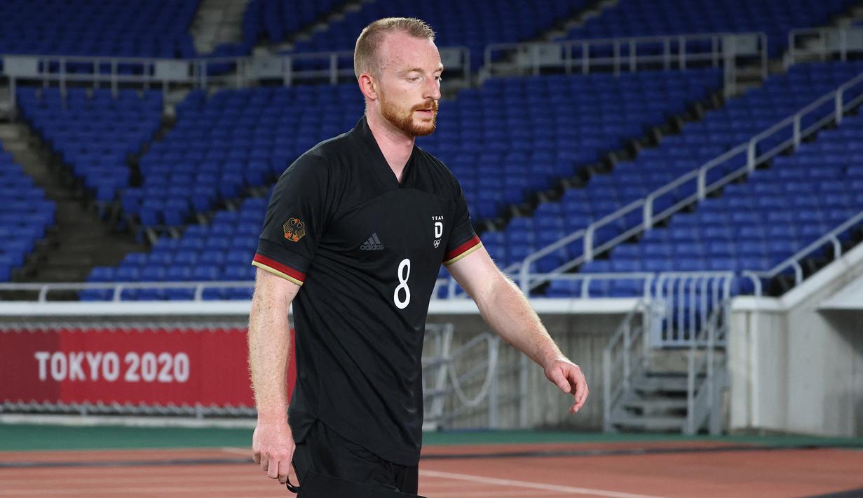 Jerman makin bernafsu untuk menambah gol. Sayang, Jerman justru harus kehilangan kapten tim Maximilian Arnold pada menit ke-63 usai menerima kartu kuning kedua akibat pelanggaran terhadap Dani Alves. (Foto: AFP/Yoshikazu Tsuno)