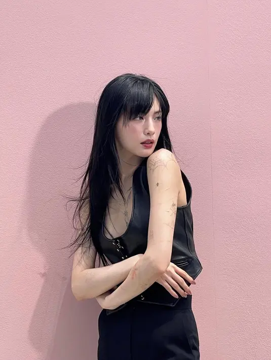 Nan sempat mengejutkan publik dengan berbagai tato di tubuhnya. Namun tampaknya tak semua tato di tubuhnya adalah permanen. [Instagram/jin_a_nana]