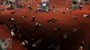 Sejumlah warga beristirahat usai menjalankan ibadah di Masjid Istiqlal, Jakarta, Jumat (19/6/2015). Waktu luang diisi warga dengan membaca Al-quran atau beristirahat sambil menunggu waktu berbuka puasa. (Liputan6.com/Johan Tallo)