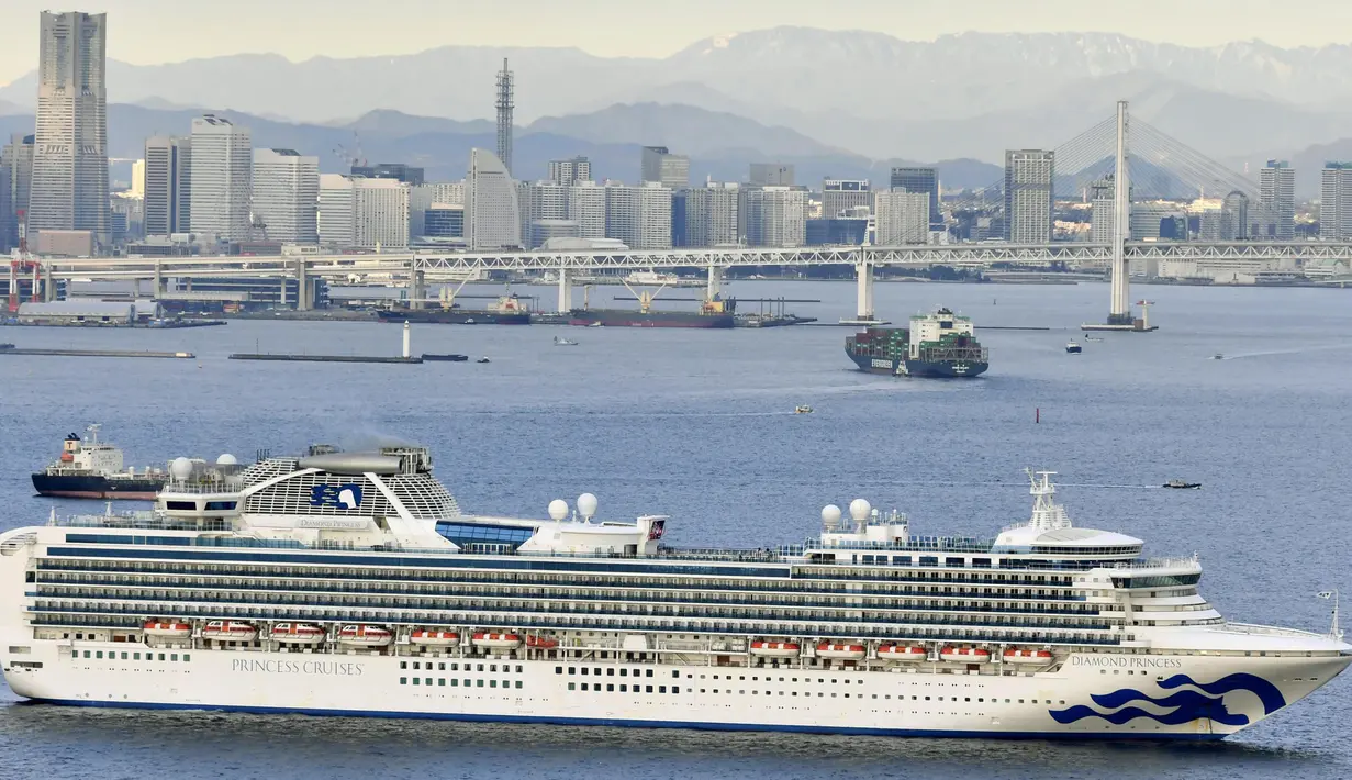 Kapal pesiar Diamond Princess berlabuh di Pelabuhan Yokohama saat kedatangan di Yokohama, Tokyo (4/2/2020). Langkah karantina dilakukan setelah penumpang 80 tahun yang turun dari kapal pesiar itu di Hong Kong pada 25 Januari lalu, dinyatakan positif terinfeksi virus corona. (Kyodo News via AP)