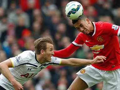Duel panas terjadi di laga Liga Premier Inggris antara Manchester United dengan Tottenham Hotspur di Stadion Old Trafford, Inggris  (15/3/15 ). Manchester United menang 3-0 atas Tottenham Hotspur. (Reuters/Carl Recine) 