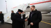 Momen Prabowo Beri Koin Kepresidenan ke Pengawal Swiss Usai WEF Davos