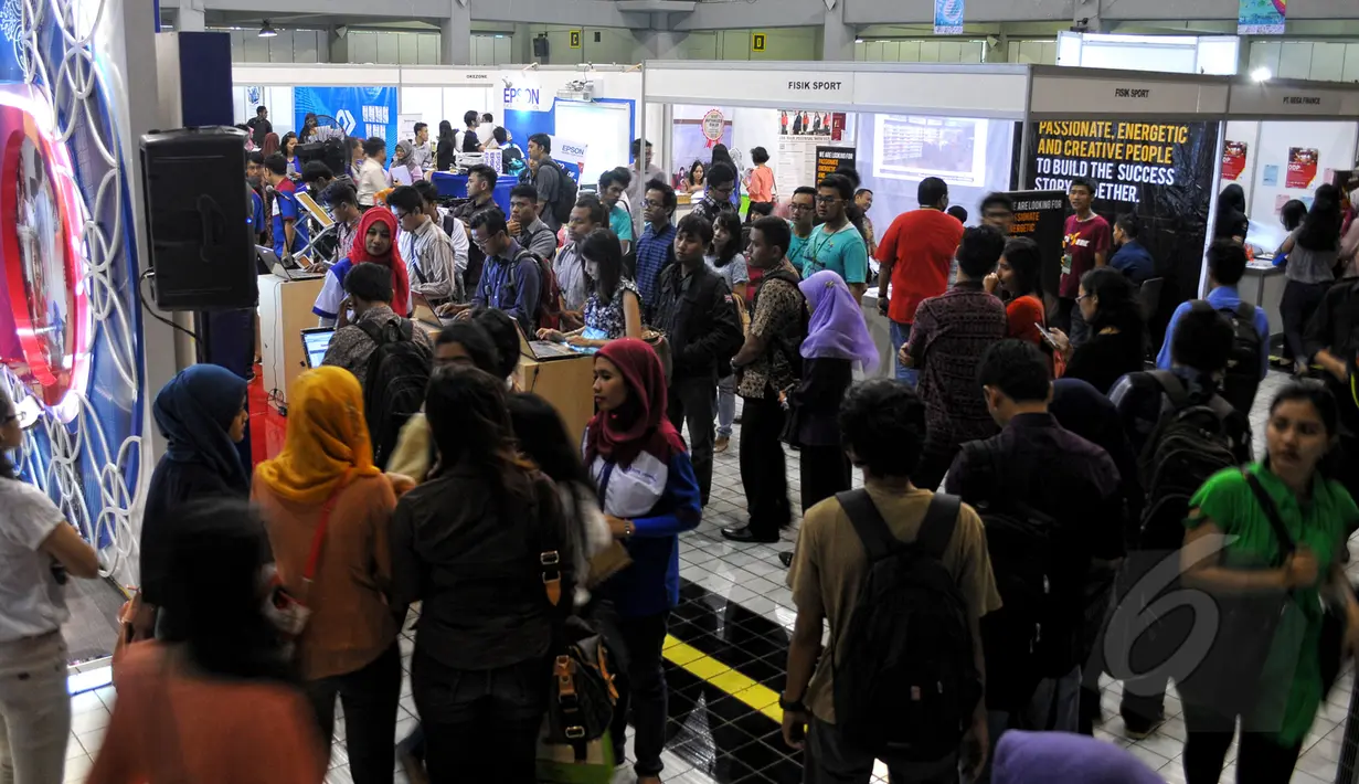 Suasana UI Job Fair di Balairung Universitas Indonesia, Depok, Jumat (24/4/2015). UI Job Fair 2015 diikuti 46 perusahaan swasta BUMN lokal dan luar negeri tersebut berlangsung pada 24-25 April 2015. (Liputan6.com/Yoppy Renato)