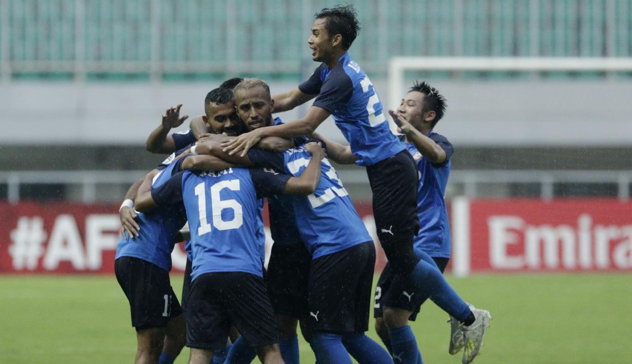 Pemain Home United merayakan gol yang dicetak oleh Hafiz Noor ke gawang PSM Makassar pada laga Piala AFC 2019 di Stadion Pakansari, Jawa Barat, Selasa (30/4). PSM menang 3-2 atas Home United. (Bola.com/M Iqbal Ichsan)