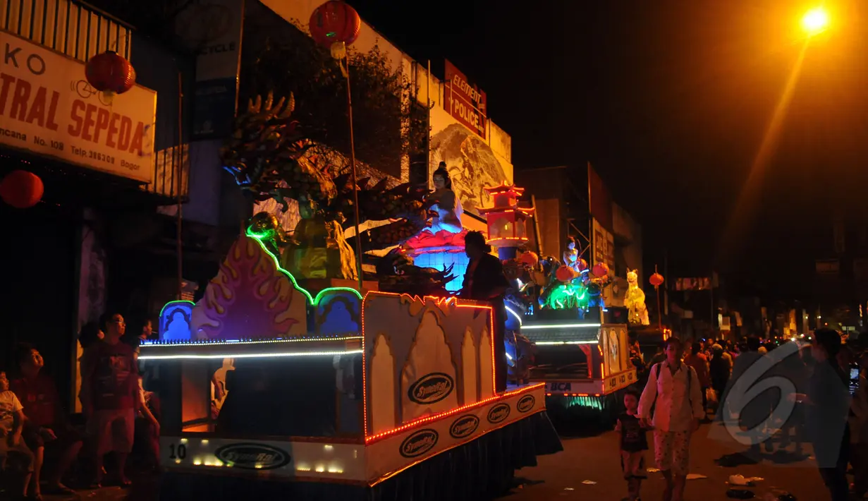 Beberapa mobil hias ikut memeriahkan malam perayaan Cap Go Meh di Bogor, Jawa Barat, Kamis (5/3/2015). Malam perayaan Cap Go Meh di Kota Bogor berlangsung meriah. (Liputan6.com/Helmi Fithriansyah)